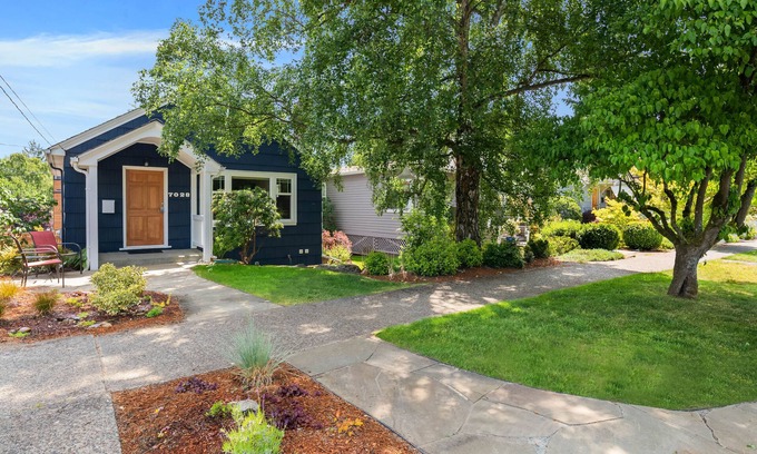 Seattle Cottage | Charming cottage in amazing Seattle neighborhood - only 15 minutes to downtown