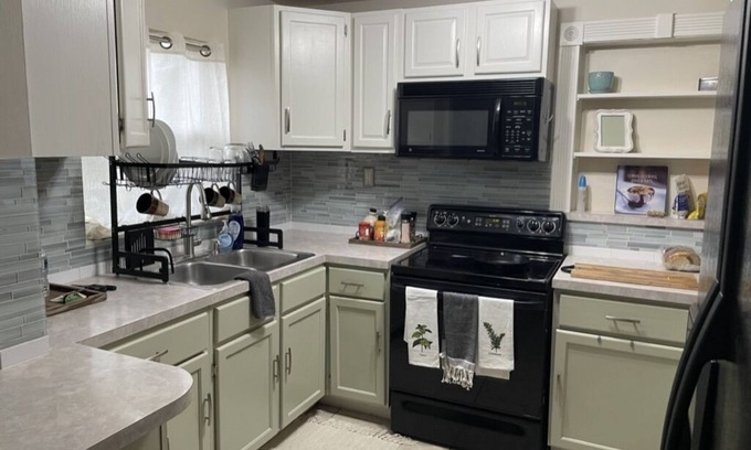 Historic Downtown Kissimmee House | Charming cottage near the lakefront in Kissimmee. walking to downtown amenities.