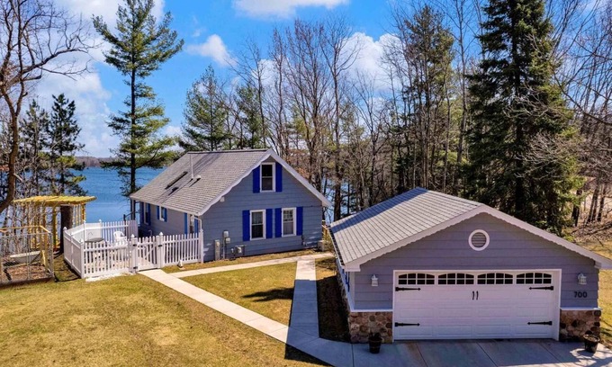 Hancock Cottage | Charming Cottage on Pine Lake w/Incredible Views!