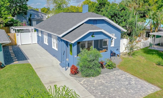 Holly Hill House | Charming Cottage: Minutes to Beach