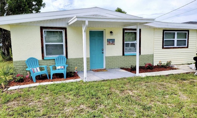 Spring Hill House | Charming Cottage Available NOW - Sleeps 10! 4 Min from Weeki Wachee (N Tampa)