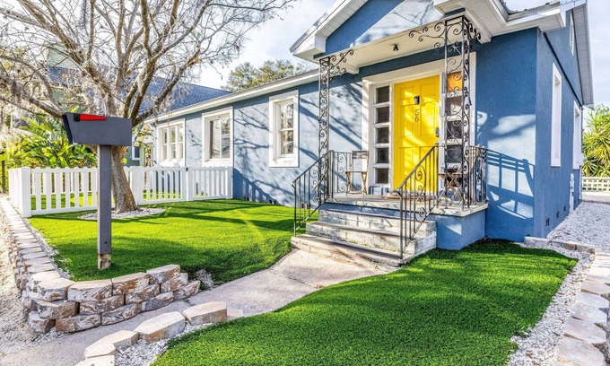 Downtown Historic District House | Charming Cottage, Walk to Historic Attractions, Restaurants, Minutes to Beach, $300 in Free Tickets!