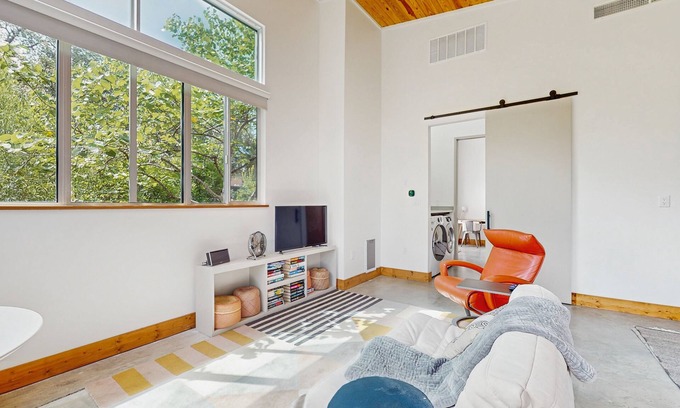 Barton Hills House | Charming cottage with walk-in shower & walkable Austin location