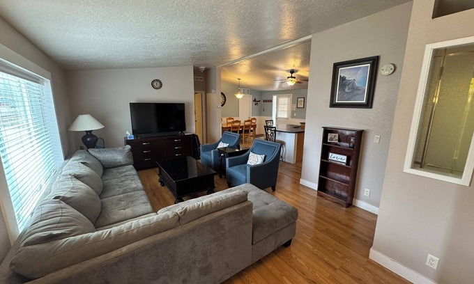 Enoch House | Charming Countryside, 3 bedroom, 2 bath home with plenty of parking.nn