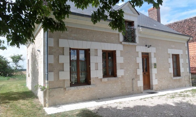 Sambin Cottage | Charming Countryside Home Near Châteaux with Garden, AC, and Modern Amenities