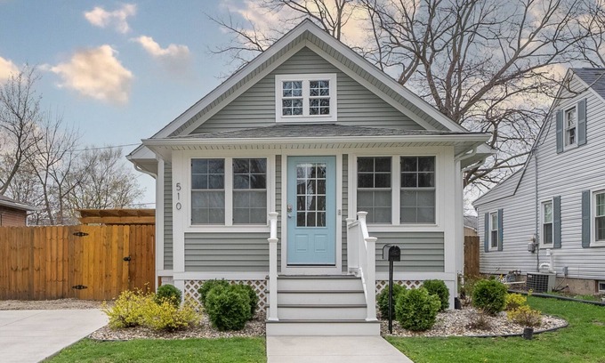 South Haven House | Charming, Cozy and Clean