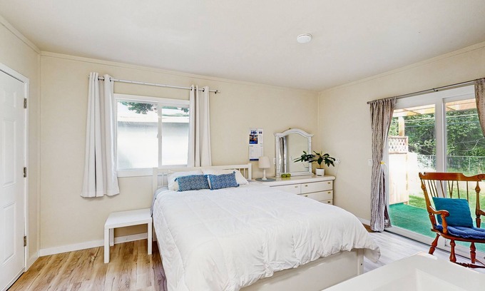 North Star House | Charming & Cozy Studio Retreat in the Heart of Anchorage