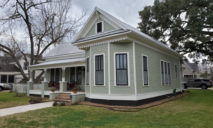 La Grange House | Charming & Cozy Victorian in Quiet Residential Setting