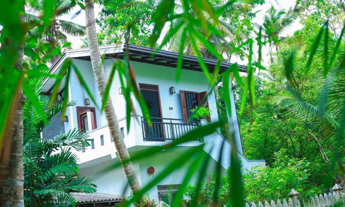 Weligama Cabin | Charming Dark Lodge In River