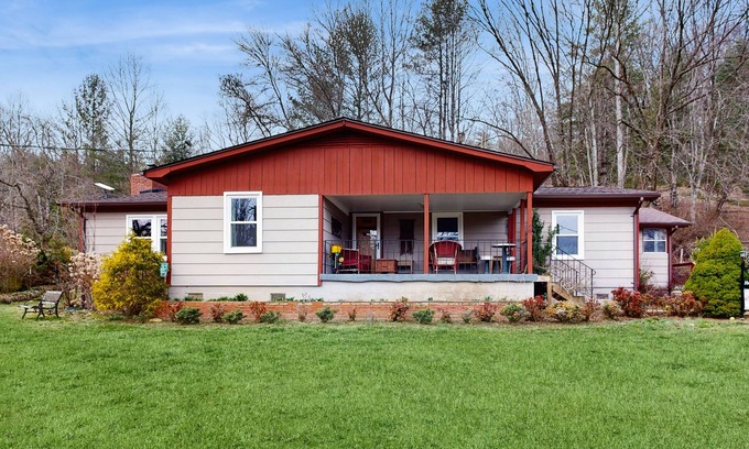 Horse Shoe House | Charming Dog-Friendly Home with Full Kitchen, Wifi and Mountain Views