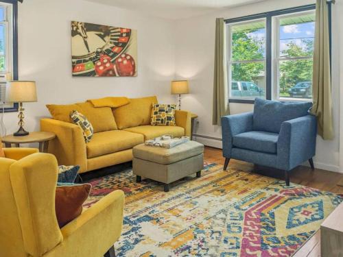 Westside Norwich House | Charming Duplex4min To Mohegan18min To Foxwoods