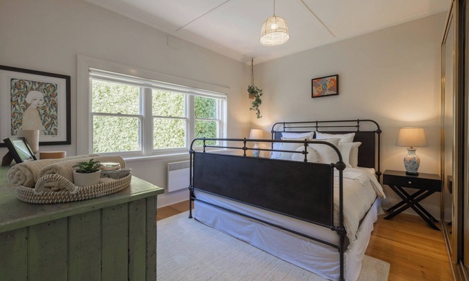 Devonport House | Charming Fig Tree Cottage with WiFi & Parking