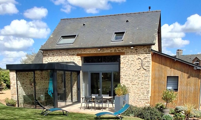 Alexain Cottage | Charming gîte with private pond and fishing, garden, BBQ, fibre, 2 bedrooms - Alexain