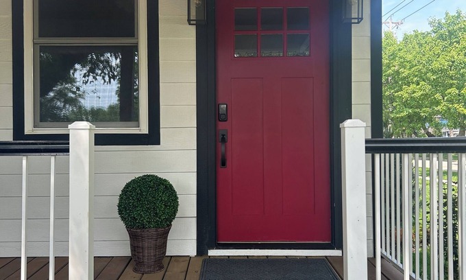Lake Geneva House | Charming Home - 4 blocks from Downtown Lake Geneva – 3 En-Suite Bedrooms