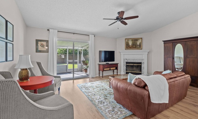 Doctors Inlet House | Charming Home/Quiet Neighborhood/Large Private Fenced Yard/Wifi