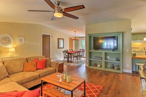 Pottsboro House | Charming Home with Deck and Yard - 1 Mi to Lake Texoma