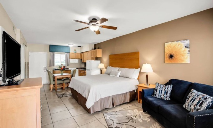 Palm Desert Hotel | Charming hotel with pool, hot tub, putting green and cafe'