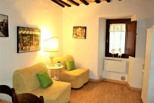 Gubbio House | Charming House in Gubbio with Mountain View