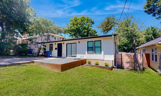 North University House | Charming house with Internet in Central Austin near local attractions
