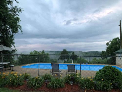 Yellville Apartment | Charming Inn w Gorgeous Views Crooked Creek 2 Queens and Kitchen