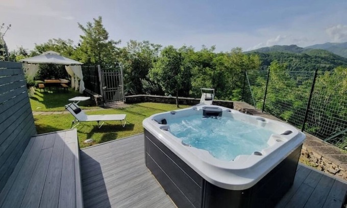 Coreglia Antelminelli House | Charming Oasis in Tuscany: Historic Spaces with Private Jacuzzi