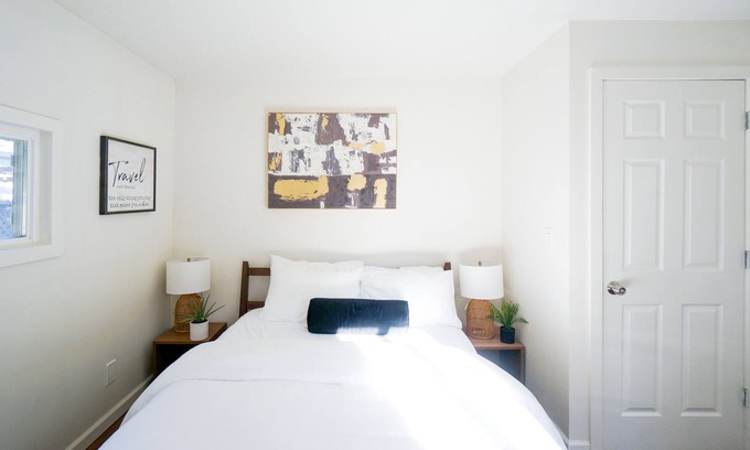 South Beacon Hill Cottage | Charming light-filled cottage near airport and DT