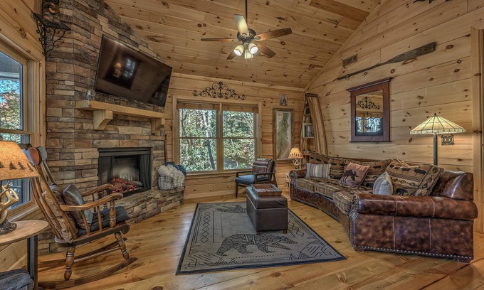 Cherry Log Cabin | Charming Log Cabin Getaway – Hot Tub & Firepit