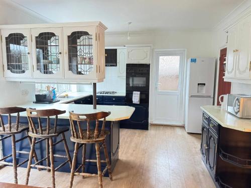 Luton House | Charming Luton Home for Families & Business Stays