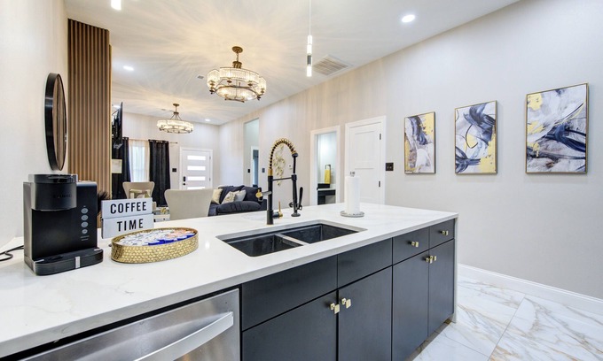 Southeast Houston House | Charming & Luxurious 3-bedroom townhome with AC and WiFi in Southeast Houston