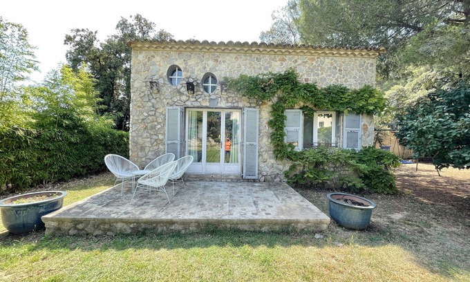 Vendargues Ski Chalet | Charming Mazet with 700m2 garden