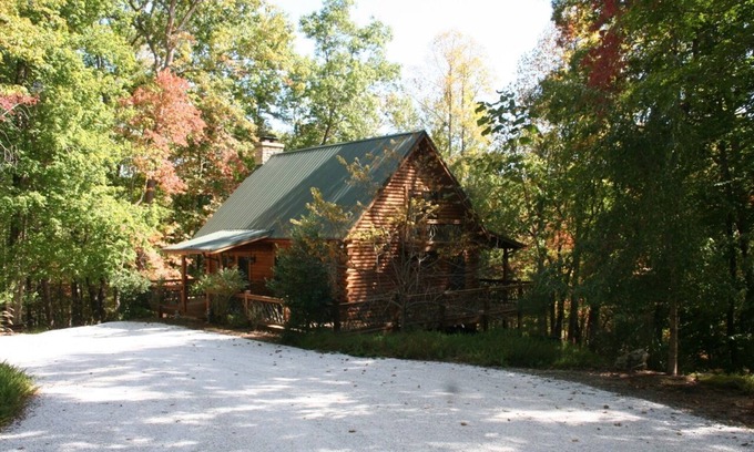 Horse Shoe Cabin | Charming Mountain Getaway - Red Fox Den. Minimum 2 days—-maximum 14 days)