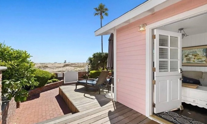 Balboa Peninsula Condo | Charming Oceanfront Cottage w/Large Patio!