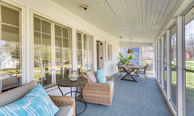Pentwater House | Charming Pentwater Home < 1 Mi to Lake Michigan!