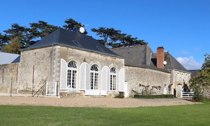 Longuefuye Cottage | Charming Relais de Chasse XVIII, heated indoor pool optional (Apr Oct)