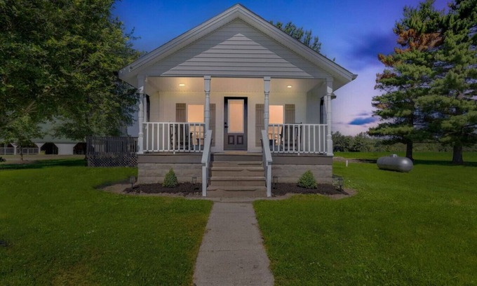 West Liberty House | Charming-relaxing 3BR farmhouse *15min from town