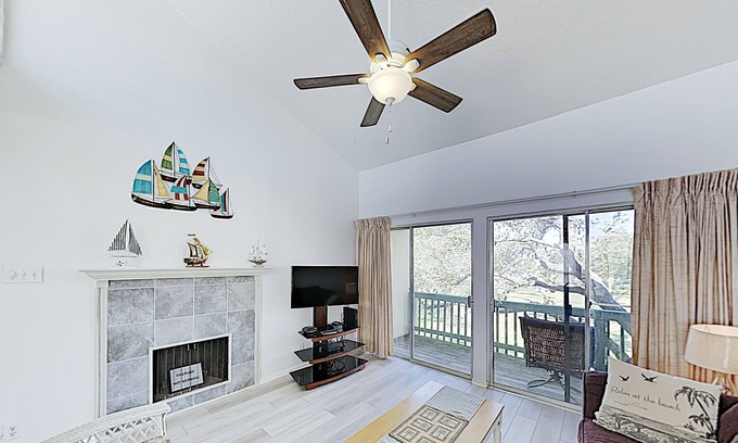 Sailhouse Condo | Charming Remodeled Condo w/ Pool, Pier & Private Balcony