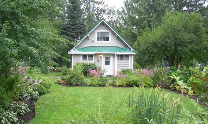 Baring Cabin | Charming Riverside Cabin with a Sandy Beach and a Hot Tub