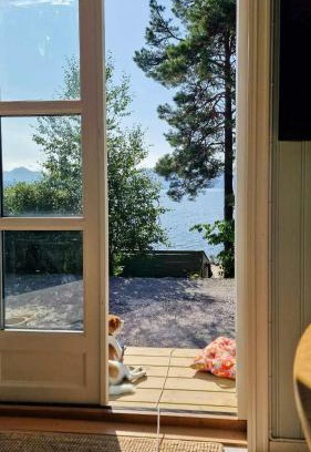 Torjulvagen House | Charming Seaside Cabin In Tingvoll