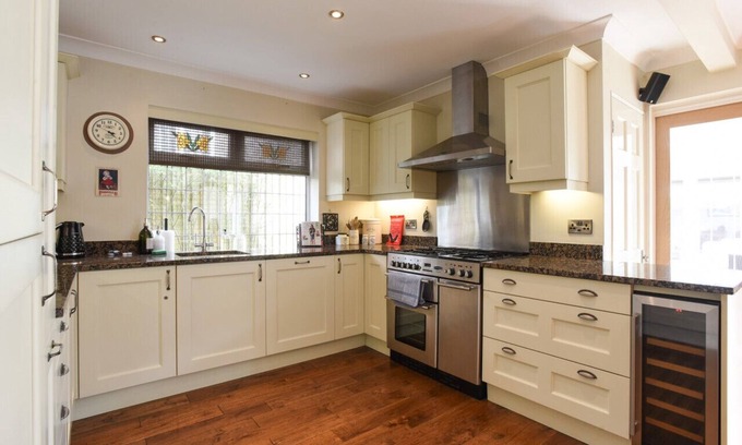 Clanfield Apartment | Charming & Spacious Family Retreat with South-Facing Garden
