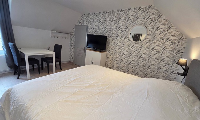 Morgny-la-Pommeraye Apartment | Charming studio