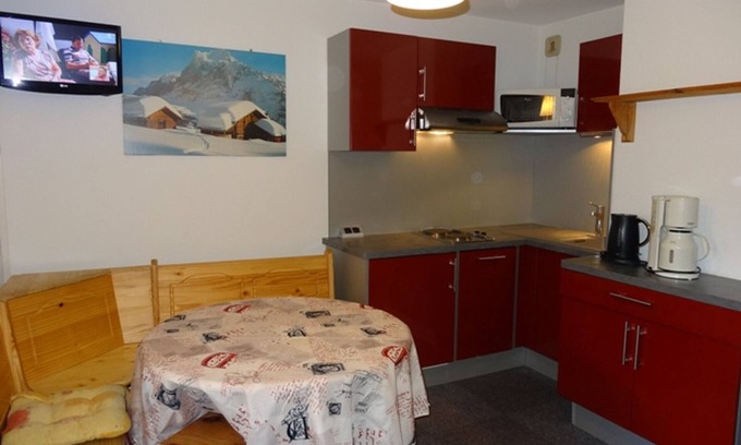 Les Bruyeres Apartment | Charming Studio with Cabin, 4 People, Ski-In/Ski-Out, South-West Balcony, Les Menuires