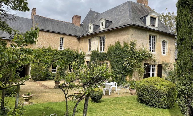 Durtal Bed & Breakfast | Charming suite, sleeps 4, in a quiet garden in Anjou