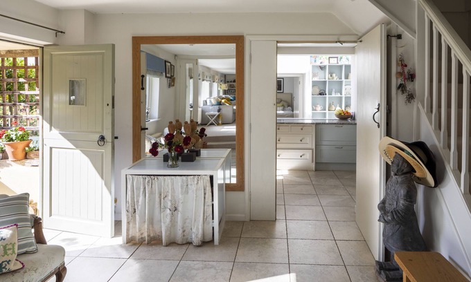 Great Horwood House | Charming thatched cottage and gardens