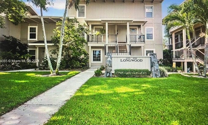 Jupiter House | Charming townhome in a vibrant and active gated golf community in Jupiter.