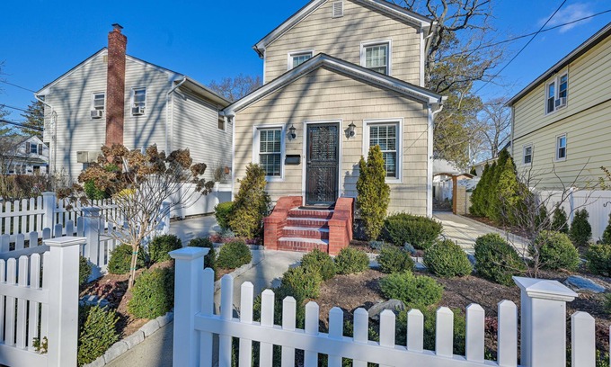 Valley Stream House | Charming Valley Stream Home: 24 Mi to Central Park