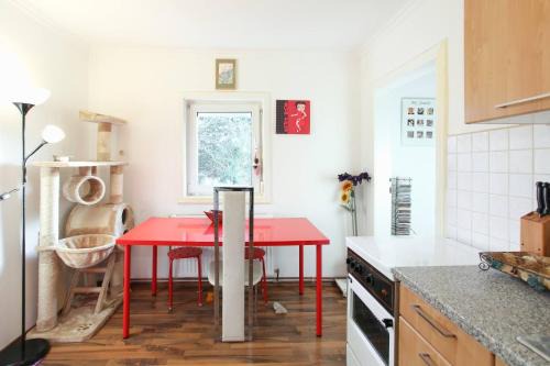 Hutteldorf House | Charming Vienna Retreat with Garden Metro Access
