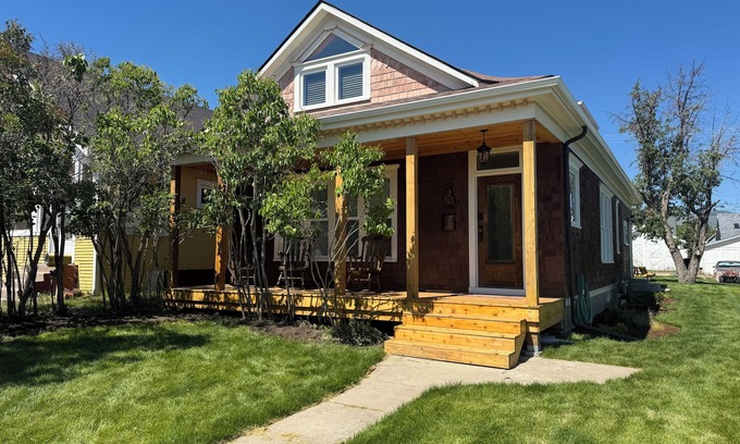 Anaconda House | Charming Vintage Retreat in the Heart of Anaconda.