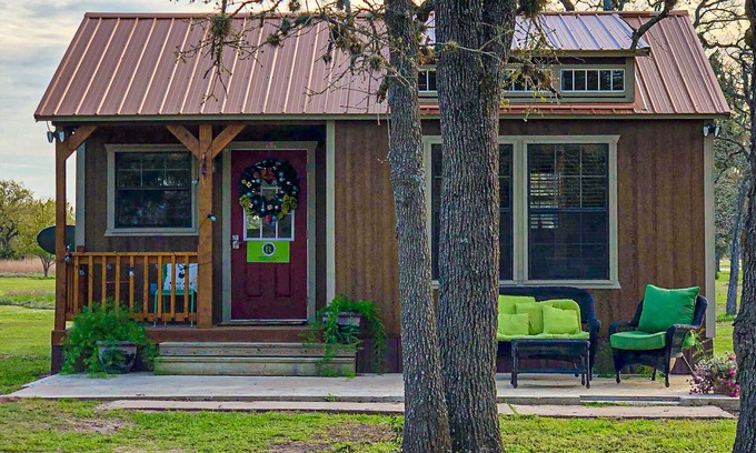 Ledbetter Cabin | Charming water-view cabin with kitchenette, streaming, patio, partial AC, & WiFi
