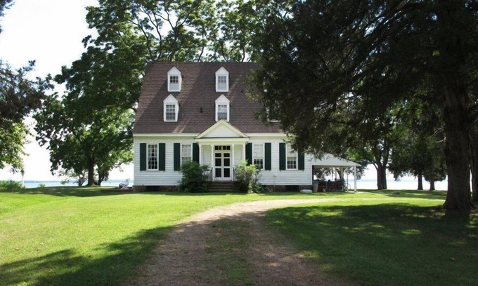 Nuttsville House | Charming Waterfront Family Getaway On The Rappahannock