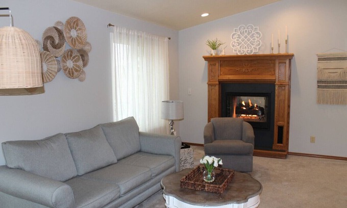 South Richland House | Charming Wine Country Retreat in Hills West- Perfect for Relaxation & Exploration!